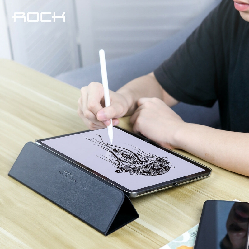 Bao Da iPad Pro 11 Inch 2018 Nắp Lưng Trong Suốt Hiệu Rock Touch được sản xuất và làm bằng chất liệu nắp sau là nhựa PU cao Cấp xung quanh là da công nghiệp , với chất liệu da mịn,chống thấm nước , chống bụi cũng khá tốt .